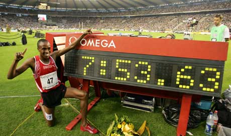 Saif Saaeed Shaheen jubler over sin nye verdensrekord. (Foto: Reuters/Scanpix)