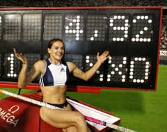 Jelena Isinbajeva viser frem sin nye verdensrekord. (Foto: Reuters/Scanpix)