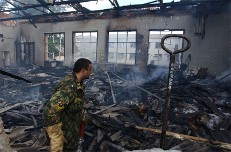 En brannmann inspiserer gymsalen på skolen i Beslan, der mange skolebarn ble drept i dag. (Foto: AFP/Scanpix)