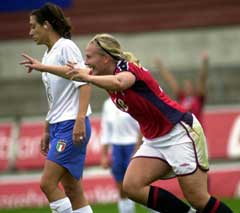 Ragnhild Gulbrandsen var Norges dominerende spiller, mens Giulia Perelli (bak) gjorde to selvmål . (Foto: Marit Hommedal/SCANPIX)