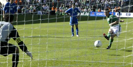 Robbie Keane scorer sitt 21.første landslagsmål på straffespark (Foto: Reuters/Scanpix)