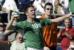 Robbie Keane jubler etter scoringen. (Foto: Reuters/Scanpix)