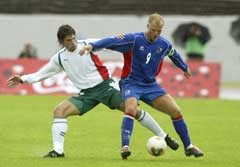 Eidur Gudjohnsen (t.h.) i kamp med Bulgarias Ivaylo Petkov. (Foto: Reuters/Scanpix) Eidur Gudjohnsen (t.h.) i kamp med Bulgarias Ivaylo Petkov. (Foto: Reuters/Scanpix)