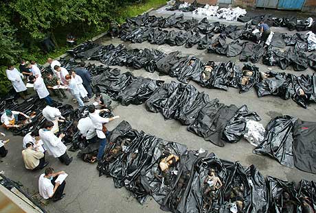REGISTRERER DE DØDE: Identifiseringen av de omkomne etter gisseldramaet i Beslan er en omfattende jobb. Likene er brakt til Vladikavkaz for identifisering. (Foto: Sergej Ponomarev/AP)