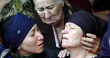 BEGRAVER SINE BARN: Ulykkelige mødre gråter for sine barn som ble drept under gisseldramaet på skolen i Beslan. Søndag ble flere av barna gravlagt. (Foto: Vladimir Suvorov/Gazeta)