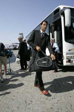 John Carew på vei til flyplassen i Palermo. (Foto: Erlend Aas / SCANPIX) John Carew på vei til flyplassen i Palermo. (Foto: Erlend Aas / SCANPIX)