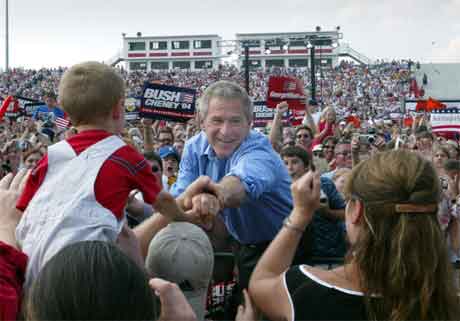 George W. Bush helsar på tilhengjarar på eit valmøte i West Virginia i går. (Foto. AP/Scanpix)