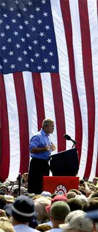 George W. Bush kom med sterk kritikk av motstanderen John Kerry på valmøtet i Parkersburg i West Virginia i går. (Foto: AP/Scanpix)