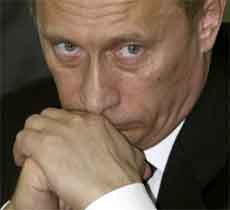 Vladimir Putin må tole kraftig kritikk i russiske aviser i dag. (Foto: AP/Scanpix)