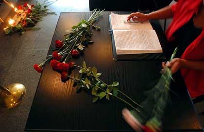 Kondolanseprotokollen som ble lagt ut på skolen i Beslan.(Foto:Scanpix) Kondolanseprotokollen som ble lagt ut på skolen i Beslan.(Foto:Scanpix)