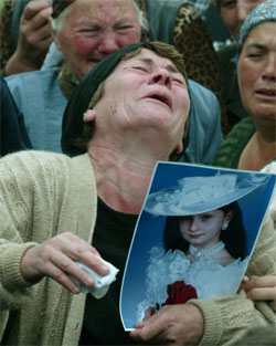 Etterlatte i sorg etter terroraksjonen i Beslan i Nord-Ossetia sist uke. (Foto: Reuters/Scanpix)