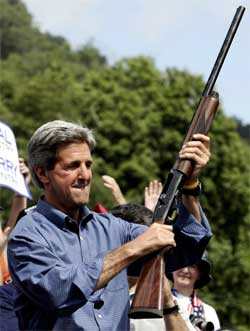 Også Bushs utfordrer John Kerry lover å være tøff i sin kamp mot terrorisme. (Foto: Reuters/Scanpix)