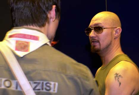 Baron von Bulldog, også kjent som designer Kjell Nordstrøm, med en av sine modeller bak scenen før et show i Oslo spektrum i NM i frisering i 2001. Foto: Knut Fjeldstad / SCANPIX Baron von Bulldog, også kjent som designer Kjell Nordstrøm, med en av sine modeller bak scenen før et show i Oslo spektrum i NM i frisering i 2001. Foto: Knut Fjeldstad / SCANPIX