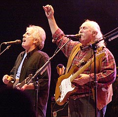 David Crosby og Graham Nash er kanskje mest kjent gjennom bandet Crosby Stills Nash & Young. Foto: AP Photo / Paul Warner. David Crosby og Graham Nash er kanskje mest kjent gjennom bandet Crosby Stills Nash & Young. Foto: AP Photo / Paul Warner.