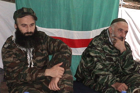 De to tsjetsjenske opprørslederne Sjamil Basajev og Aslan Maskhadov samarbeider, mener forsker Helge Blakkisrud. Foto: AFP/Scanpix.
