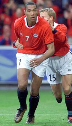 John Carew ( foran) etter å ha scoret Norges utligningsmål mot Hviterussland i 2001. (Foto: Lise Åserud / SCANPIX)