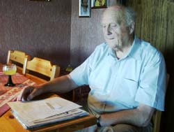 82 år gamle Kurt Hennestad er opprørt over omorganiseringa i Østre Toten kommune.