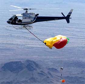 SLIK: Dette helikopteret skulle ha plukka opp kapselen medan den enno fall mot jorda. Slik vart det ikkje. (Foto: REUTERS/NASA/JPL/YPG)
