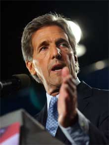 George W. Bush har flere ganger beskyldt John Kerry (bildet) for å snu i politiske saker. (Foto: Scanpix) George W. Bush har flere ganger beskyldt John Kerry (bildet) for å snu i politiske saker. (Foto: Scanpix)