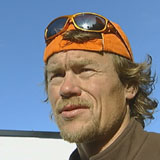 Lars Monsen er overbevist om at han ikke er alene på hans ekspedisjoner ute i villmarken.