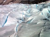 Nigardsbreen sprekk opp på sin veg nedover dalen. Desse sprekkane du ser her er typiske for breen når den knekk over ein kant. Foto: NRK Nigardsbreen sprekk opp på sin veg nedover dalen. Desse sprekkane du ser her er typiske for breen når den knekk over ein kant. Foto: NRK