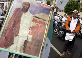 "Osama bin Laden - århundrets største islam-kriger", står det på denne plakaten til Islams forsvarsfront i Indonesia. (Foto: I.Ferdiansyah, AP) 