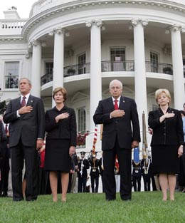 USAs president George W. Bush, hans kone Laura, visepresident Dick Cheney og hans kone Lynne minnet ofrene med ett minutts stillhet utenfor Det hvite hus. (Foto: K.Lamarque, Reuters)