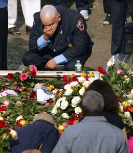 En brannmann sørger over ofrene for 11. september-angrepet på Ground Zero. (Foto: S.Platt, AP)