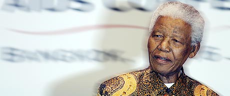 Nelson Mandela besøker ishavsbyen i forbindelse med 46664-konserten. (Foto: AP)