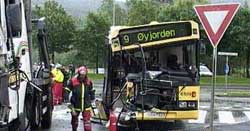 Bussen fikk store skader i kollisjonen. Foto: Alrik Velsvik, NRK