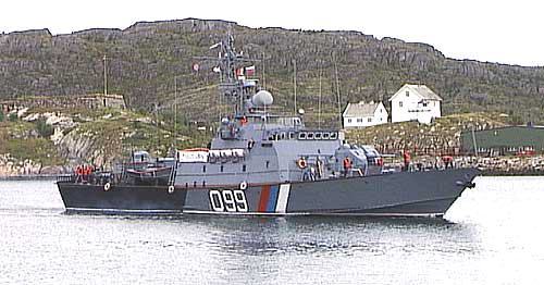 Historisk: Det russiske grensevaktskipet kommer inn på Bodø havn 14. september 2004. Foto: NRK