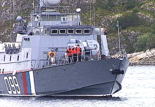 Mannskapet om bord på Syvtykar tar bilde av byen før de klapper til kai. Foto: NRK