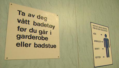 Hallen oppfordrer til grundig kroppsvask. Foto: Harald Inderhaug, NRK.