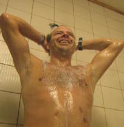 De ansatte sier at en skikkelig dusj før badet, er viktig. Foto: Harald Inderhaug, NRK.