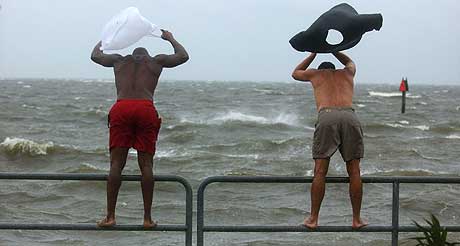 «IVAN»: Ikke alle følger oppfordringene om å evakuere. Blant annet disse to innbyggerne i Pensacola, Florida. (Foto: AFP/Scanpix)