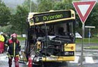 En brannmann på ulykkestedet. Brannvesenet ble imidlertid ikke varslet om bussulykken i Fyllingsdalen. Foto: Alrik Velsvik, NRK.