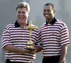 USAs Ryder Cup-kaptein Hal Sutton sammen med Tiger Woods. (Foto: AFP/Scanpix)