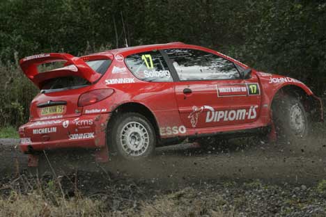 Henning Solberg kjemper i gjørma i Wales. ( Foto: Sportsmedia A/S ) Henning Solberg kjemper i gjørma i Wales. ( Foto: Sportsmedia A/S )