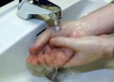Du kan bli smittet av influensa via hendene. Husk å vaske hendene før et måltid! Foto: Scanpix 