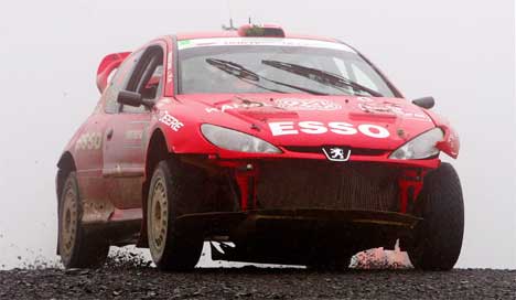 Henning Solberg kjørte av veien og fikk ødelagt hele fronten på bilen. (Foto: REUTERS/ Paul McErlane/Scanpix ) Henning Solberg kjørte av veien og fikk ødelagt hele fronten på bilen. (Foto: REUTERS/ Paul McErlane/Scanpix )