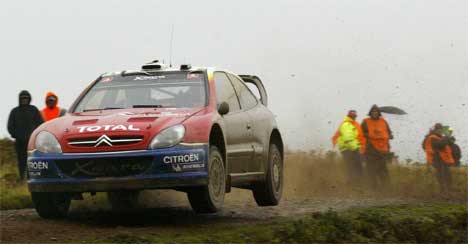 Sèbastien Loeb leder i Wales foran Petter Solberg på en andreplass. (Foto: AFP PHOTO/CARL DE SOUZA / Scanpix) Sèbastien Loeb leder i Wales foran Petter Solberg på en andreplass. (Foto: AFP PHOTO/CARL DE SOUZA / Scanpix)