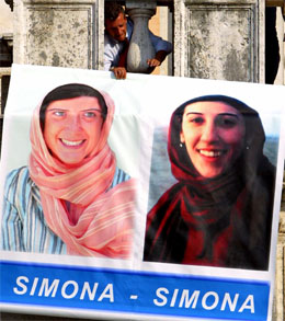 Plakater med de to italienske gislene Simona Torretta og Simona Pari er hengt opp i Roma. (Foto: Reuters/Scanpix)