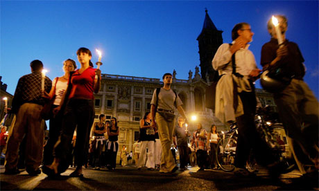Innbyggerne i Roma tenner lys for de to gislene og ber om at de settes fri. (Foto: AFP/Scanpix)
