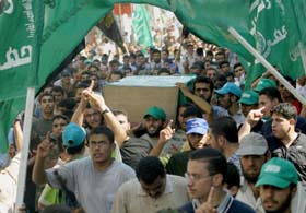 Den israelske hæren beskyldte Hamas-leder Khaled Abu Samaiah for å produsere eksplosiver, og drepte ham. I dag ble han begravet. (Foto: M.Abed, AFP) Den israelske hæren beskyldte Hamas-leder Khaled Abu Samaiah for å produsere eksplosiver, og drepte ham. I dag ble han begravet. (Foto: M.Abed, AFP)