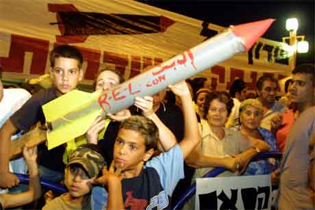 Palestinske born demonstrerer med modellar av Quassam-rakettar etter angrepet mot to Hamas-aktivistar i kveld. (Foto: AFP/Scanpix)
