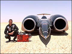 Verdens raskeste sjåfør: Det måtte en jagerflypilot til for å kjøre overlydsbilen (Foto: ThrustSSC.com)