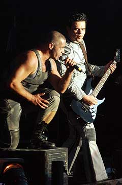 Rammstein spiller på Quart-festivalen i Kristiansand i 2002. 16. november spiller bandet fra Øst-Berlin i Oslo Spektrum, som vanlig med et teatralsk sceneshow. Arkivfoto: Heiko Junge. Rammstein spiller på Quart-festivalen i Kristiansand i 2002. 16. november spiller bandet fra Øst-Berlin i Oslo Spektrum, som vanlig med et teatralsk sceneshow. Arkivfoto: Heiko Junge.