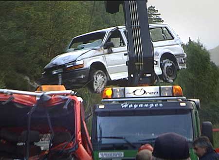 I denne bilen som fall av redningsbilen under kollisjonen, sat to personar. Foto Steinar Lote NRK.