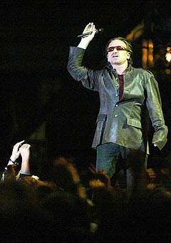 Bono og U2 var noen av artistene som opptrådte på Nelson Mandela AIDS Benefit-konserten i Sør-Afrika i 2003. Foto: AP Photo.