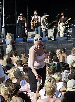 Thom Hell (i bakgrunnen) kan bli et av banda på scenen under en støttekonsert for Quart-festivalen. Foto: Knut Falch / SCANPIX.